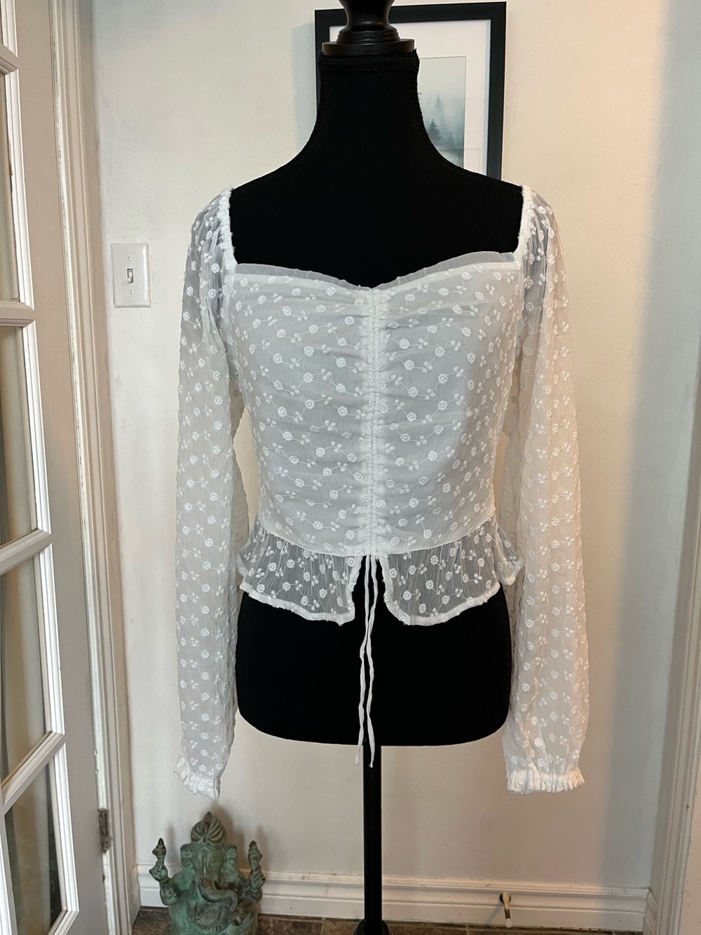 Hollister Sweetheart Neckline Mesh Sleeve Flower Embroidery Blouse. Size Medium.